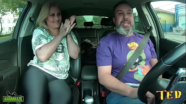 A mulher Ceasa vem com tudo de volta e apronta com os pedrestes pelada no carro - Andressa Sanchez
