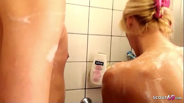 DEUTSCHE MUTTER ENTJUNGFERT STIEF SOHN IN DER DUSCHE