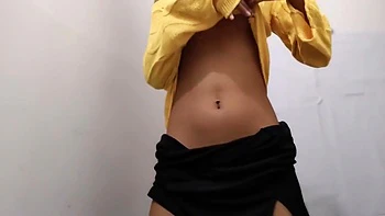 Indian Sexy Bhabhi Apni Chuchiyon Se Khelte Hue