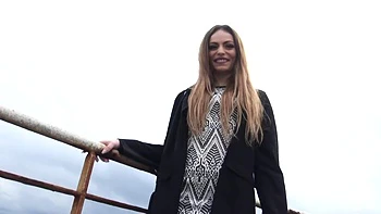 Anaïs isn't just here for the photos... - Jacquie et Michel TV