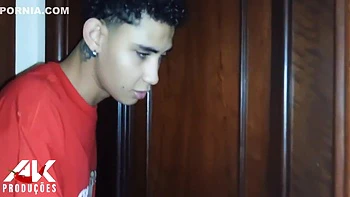 Erick Rosa - Enteado Se Esconde No Armario Para Espiar Sua Madrasta Gostosa