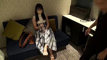 機嫌が悪い高身長美女がマグロ状態の手マンでパイパンオマンコ濡れ濡れ