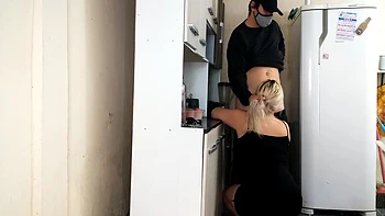 Coroa Gostosa - Casada Fodendo Com O Entregador De Agua