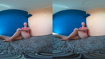 Girl Mit Brille Und Busch Bereitet Sich Auf Analplug Vor