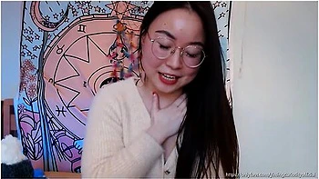 Yiming Curiosity 依鸣 - 2022 新年生活更新应你们要求我说中文啦- 中国留 美女网红主播