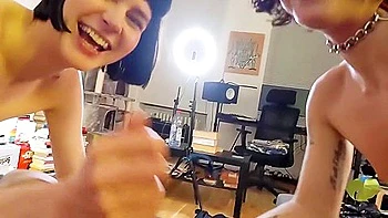 Trio Polyamoureux Avec Deux Nanas Tatouees Et Sexy Baise