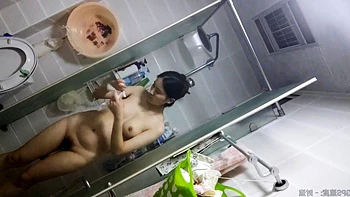 【シャワーを浴びて飲み物を飲む】容姿も気