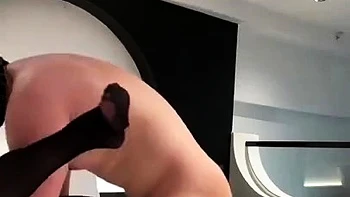 風騷美女穿著透明黑絲連身內衣淪為飛機杯