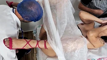 Ginecologista, a esposa e o marido corno numa cena quente e