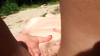 Madura se masturba en la playa