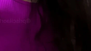 Morena sedutora tenta conquistar a professora em cena