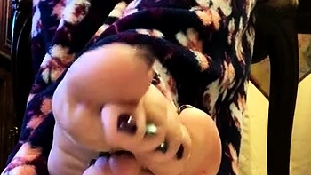 Amateur Foot Fetish Girlfriend Sucks and gives a Footjob