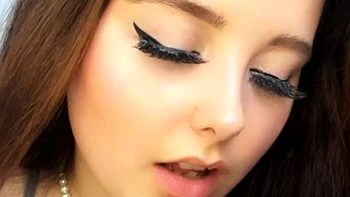 Masturbating solo babe loves her toys