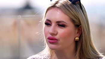 Sally, 35, is very busy! - Jacquie et Michel TV