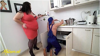 Giant Lady Fucking The Plumber For A Little Discount