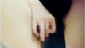 [amateur Video] Masturbation By Inserting My Hand Through The Gap In The Pants Even If I Put Up Wi