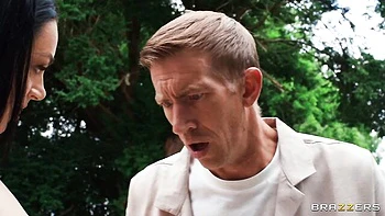 Sweetheart Klara Divine swallows two cumshot after FMM fuck