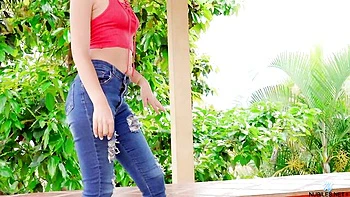 Soloing chick Samantha Uzcarrieta nicely plays with her wet hole