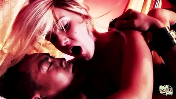 Insatiable lovebird's hardcore action