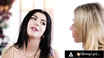 Perky Gal Ritchie at fingering sex