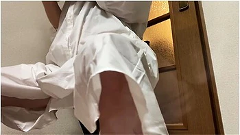 リモート会議中におしっこを我慢していたらエッチな気分になり最後にはおもらししてしまう