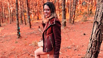 A brunette girl with long hair is fucking with her boyfriend in the yard.