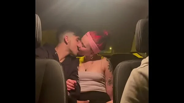 amigos follando en un taxi al regresar de fiesta camara oculta amateur