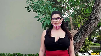 Gold-Digger Hops in The Bus