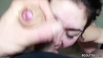 Teeny Bezahlt Den Helfer Mit Einem Harten Fick