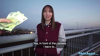 This Babe Gives A Great Show On A Public Footpath