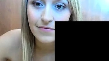 Naked amateur webcam girl fingering her pussy live on camera