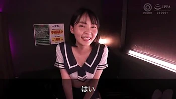 清楚な雰囲気の風俗嬢がエロいコスプレで男をリップ責めして秘密でチンポ挿入