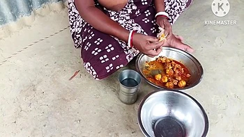 Desi Bhabhi Ne Chicken Ke Sath Roti Khaya Aur Masti Ki