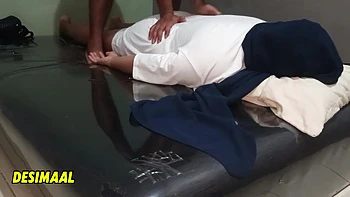 Aku Memijat Istri Teman Muslimku Yang Mengunjungiku Di Rumah. Wanita Muslim Sangat Hot