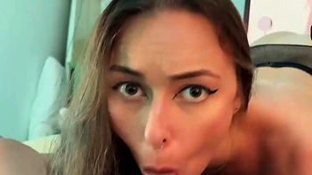 Uma namorada apaixonada implora por leite dentro da