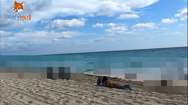 Exhibiendome un poco en la playa, mostrando mi culo en tanga y mis tetas al aire