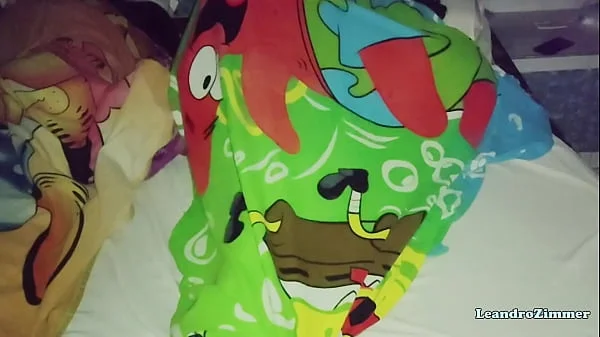 Esposa coloca una cámara escondida por que sabe que su esposo le es infiel con su hermanastra en las noches / descubre que se la folla hasta en la misma cama / LeandroZimmer / ChloeBearwolf