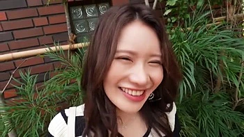 美脚美女が膣の中にバイブ入れてパイパンおまんこから愛液に糸を引く