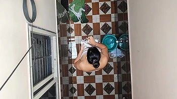 Padosan Bhabhi Nahate Hue Dekhi