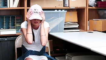 Teen babe Carolina, a pro at giving mind-blowing BJs