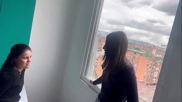 A mi compañera de trabajo le encanta follar en público parte #1