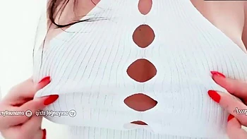 Gostosa latina provoca no banheiro com bunda grande e