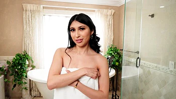 Latina beauty Penelope Woods takes a sensual bath with her man