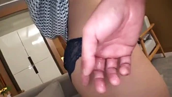 清潔感溢れる美形お姉さんが潮吹きで濡れて手コキやピストンで淫らに変わる