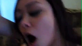 Amateur asiática chupando y follando a cuatro con corrida