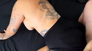 Esposa perfeita adora mamar, sentar e engolir leite.