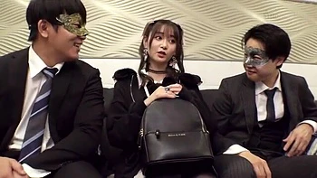 アイドルフェイス美女が強引なパイパン手マンで濡れて勢いよく潮吹き