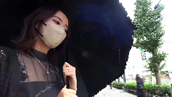 Süßes asiatisches Girl gibt schnellen Blowjob beim Reiten