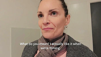 Чужак ебет горячую MILF сзади и кончает ей в огромную задницу