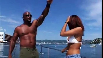 Asiatique amateur striptease et chevauche en cowgirl